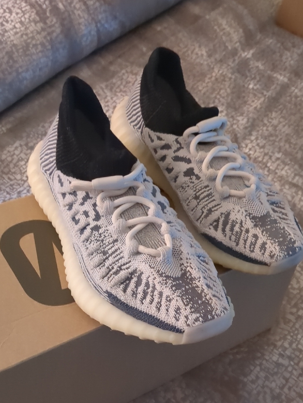🥰Adidas Yeezy 350 V2 White/Grey/Black Knit Sneakers Pre loved.. Worn once..